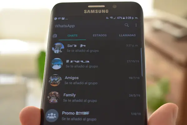 Modo oscuro de WhatsApp en un smartphone