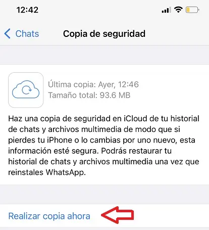 Opción para realizar una copia de respaldo de WhatsApp en la nube en iPhone