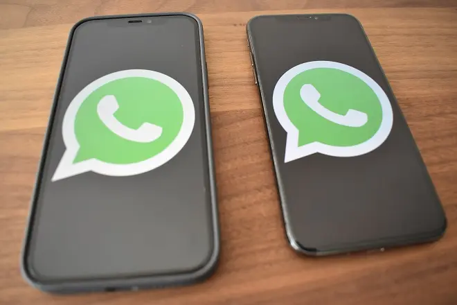 Dos teléfonos mostrando el logo de la app de WhatsApp