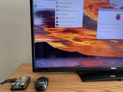 Raspberry Pi 4 conectado a un televisor que muestra el escritorio de Raspbian