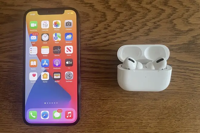 Apple Airpods al lado de un iPhone