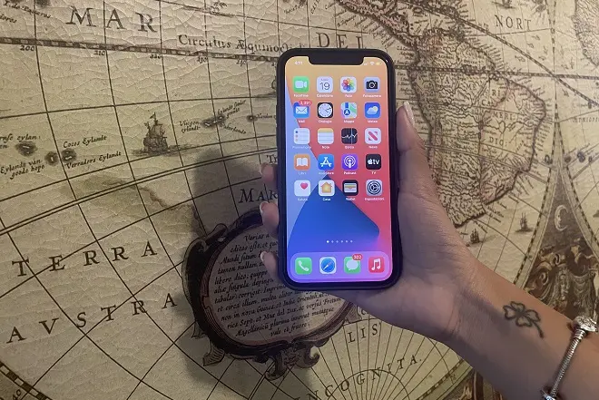 iPhone delante de un mapa
