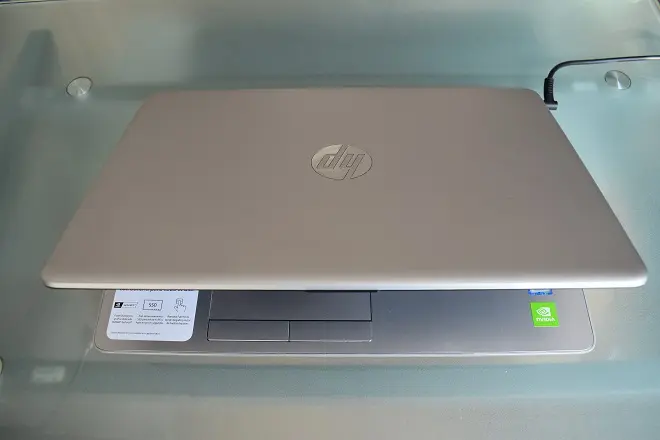 Laptop HP con la tapa semicerrada
