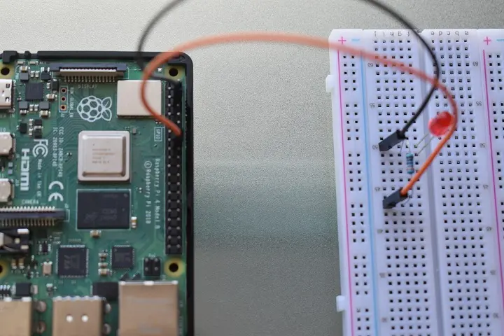Raspberry Pi 4, GPIO pinlerinden biri aracılığıyla bir LED'e bağlı.