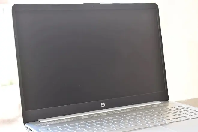 Laptop HP con pantalla negra
