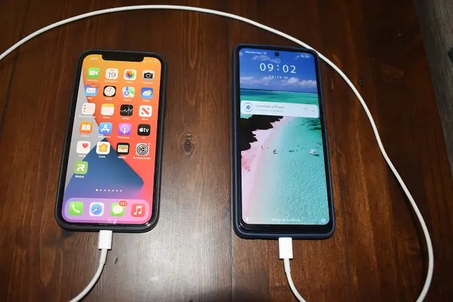 Cargando un iPhone con un teléfono Android mediante un cable USB tipo C