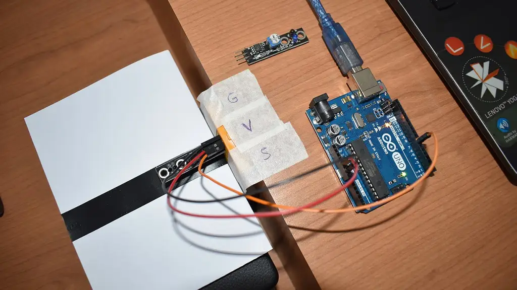 sensor IR seguidor de línea controlado por un Arduino Uno